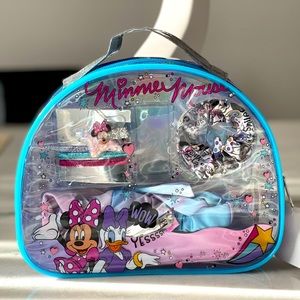BRAND NEW GIRLS MINNIE MOUSE HAIR ACCESSORY KIT W/ REUSABLE CARRY CASE